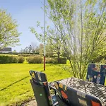 Cozy Close To The And Attractions Semesterbostad
